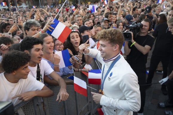 Etant qualifié pour la finale prévue ce même jour, le champion s'est livré ce mois-ci sur sa situation sur le plateau de l'émission "Clique". 
Léon Marchand - Les Toulousains ont accueilli avec ferveur les athlètes de la Ville rose et de ses alentours, après leur performance aux Jeux Olympiques de Paris 2024 sur la place du Capitole le 18 septembre 2024. © Frédéric Maligne/Bestimage 