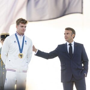 Léon Marchand, Emmanuel Macron - Remise des médailles par le président de la République à l'Arc de Triomphe aux athlètes lors de la parade des champions à l'occasion des Jeux Olympiques et Paralympiques Paris 2024, sur l'avenue des Champs-Elysées à Paris. Le 14 septembre 2024 © Perusseau-Ramsamy / Bestimage 