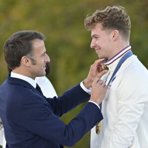 Emmanuel Macron, président de la République Française, Leon MArchand - La "Parade des Champions" des Jeux Olympiques et Paralympiques de Paris2024, sur les Champs-Elysées. Paris, le 14 septembre 2024. © Eric Tschaen/Pool/Bestimage 