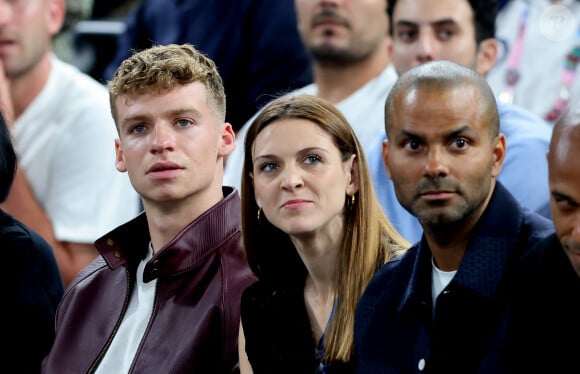 Léon Marchand, Manon Apithy-Brunet, Tony Parker - Les célébrités en tribunes pendant la finale de basketball opposant les Etats-Unis à la France (98-87) lors des Jeux Olympiques de Paris 2024 (JO) à l'Arena Bercy, à Paris, France, le 10 août 2024. © Jacovides-Perusseau/Bestimage 