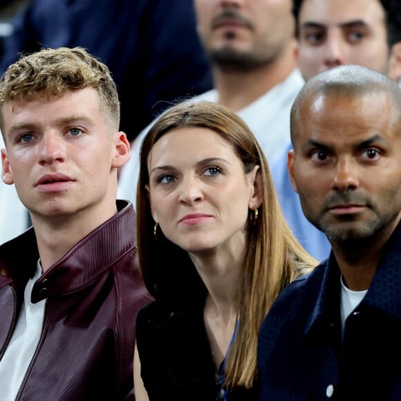 Léon Marchand, Manon Apithy-Brunet, Tony Parker - Les célébrités en tribunes pendant la finale de basketball opposant les Etats-Unis à la France (98-87) lors des Jeux Olympiques de Paris 2024 (JO) à l'Arena Bercy, à Paris, France, le 10 août 2024. © Jacovides-Perusseau/Bestimage 