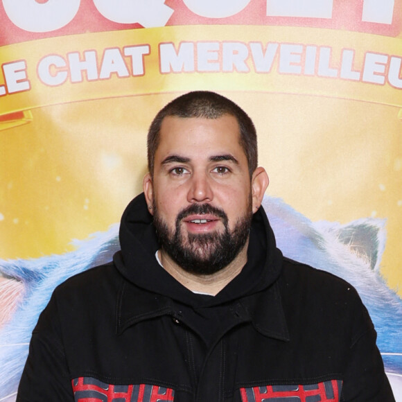 L'acteur et réalisateur revient avec sa casquette d'humoriste et les journalistes de "Libération" ont pointé le changement d'apparence de la star entre les premiers visuels de sa tournée et les récents.
Artus - Avant-première du film d'animation "Croquette le chat merveilleux' au cinéma Pathé Beaugrenelle à Paris le 13 Octobre 2024. © Denis Guignebourg/BestImage