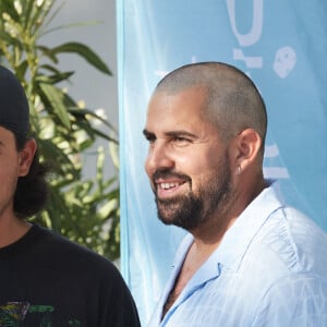 Artus, crâne rasé, à la Pétanque Turquoise sur la Place des Lices à Saint-Tropez, au profit de l'association "Soleil d'Enfance". Le 11 août 2024