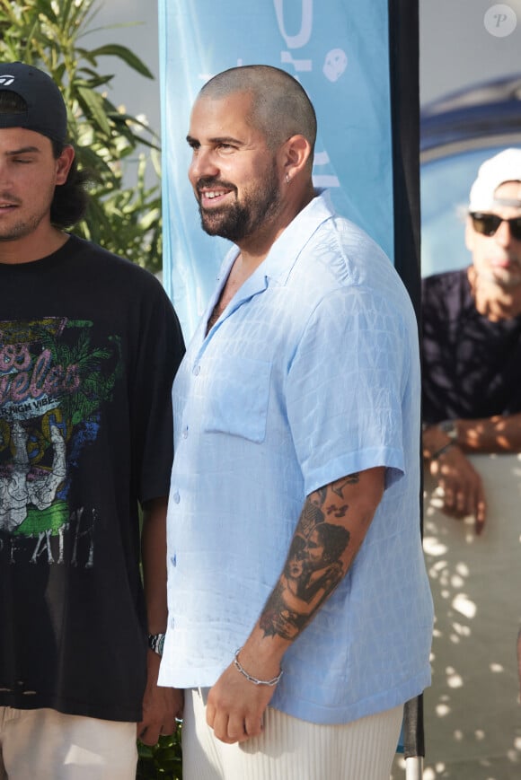 Artus, crâne rasé, à la Pétanque Turquoise sur la Place des Lices à Saint-Tropez, au profit de l'association "Soleil d'Enfance". Le 11 août 2024