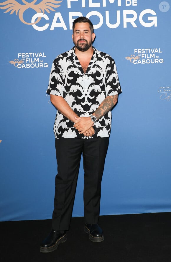 "Or, il s'agissait ici de mon premier shooting après en avoir perdu 35, et j'ai voulu me la jouer un peu mannequin, en arrêtant de sourire."
Artus - 38ème festival du film de Cabourg le 13 juin 2024. Les Journées romantiques du 38ème Festival du film de Cabourg (Calvados) auront lieu du 12 au 16 juin. © Coadic Guirec/Bestimage