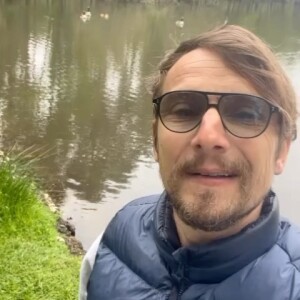 L'acteur en profite pour s'adonner à sa passion pour la pêche, ainsi que l'ont raconté les habitants à Purepeople.Lorànt Deutsch dans sa propriété du Berry