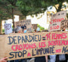 Alors que cette expertise se met en place, Gérard Depardieu sera jugé le 28 octobre prochain pour des agressions sexuelles présumées sur deux femmes, lors du tournage du film "Les Volets verts" en 2021...
Des manifestants tiennent des pancartes exprimant leurs opinions devant l'entrée du concert de Gérard Depardieu à Marseille. Plusieurs associations féministes ont appelé à l'annulation du concert de Gérard Depardieu à Marseille. Gérard Depardieu est accusé de violences sexuelles, viols et agressions sexuelles, par 14 femmes. La justice a confirmé le 10 mars 2022 sa mise en examen pour viols et agressions sexuelles en raison de l'existence d'indices graves ou concordants. Photo par Denis Thaust / SOPA Images/SPUS/ABACAPRESS.COM