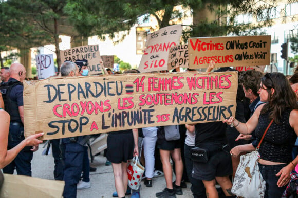 Alors que cette expertise se met en place, Gérard Depardieu sera jugé le 28 octobre prochain pour des agressions sexuelles présumées sur deux femmes, lors du tournage du film "Les Volets verts" en 2021...
Des manifestants tiennent des pancartes exprimant leurs opinions devant l'entrée du concert de Gérard Depardieu à Marseille. Plusieurs associations féministes ont appelé à l'annulation du concert de Gérard Depardieu à Marseille. Gérard Depardieu est accusé de violences sexuelles, viols et agressions sexuelles, par 14 femmes. La justice a confirmé le 10 mars 2022 sa mise en examen pour viols et agressions sexuelles en raison de l'existence d'indices graves ou concordants. Photo par Denis Thaust / SOPA Images/SPUS/ABACAPRESS.COM