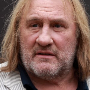 Selon France Télévisions, un huissier avait déjà authentifié la scène controversée et confirmé qu'il n'y avait "aucun doute" sur le fait que la jeune fille était bien la cible des propos de Depardieu.
L'acteur français Gérard Depardieu pose après avoir été récompensé par le Prix Lumière pour son illustre carrière lors de la troisième édition du Festival du film Lumière à Lyon, en France, le 9 octobre 2011. Photo par Vincent Dargent/ABACAPRESS.COM