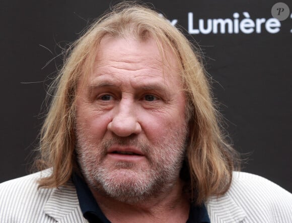 Selon France Télévisions, un huissier avait déjà authentifié la scène controversée et confirmé qu'il n'y avait "aucun doute" sur le fait que la jeune fille était bien la cible des propos de Depardieu.
L'acteur français Gérard Depardieu pose après avoir été récompensé par le Prix Lumière pour son illustre carrière lors de la troisième édition du Festival du film Lumière à Lyon, en France, le 9 octobre 2011. Photo par Vincent Dargent/ABACAPRESS.COM