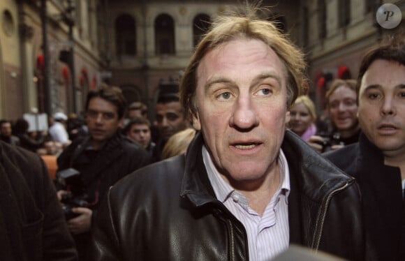 L'acteur français Gérard Depardieu assiste à la présentation de la collection automne-hiver 2006-2007 de Francesco Smalto à l'Ecole des Beaux-Arts de Paris, France, le 30 janvier 2006. Photo by Nicolas Gouhier/ABACAPRESS.COM"