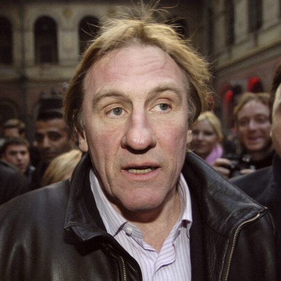 L'acteur français Gérard Depardieu assiste à la présentation de la collection automne-hiver 2006-2007 de Francesco Smalto à l'Ecole des Beaux-Arts de Paris, France, le 30 janvier 2006. Photo by Nicolas Gouhier/ABACAPRESS.COM"