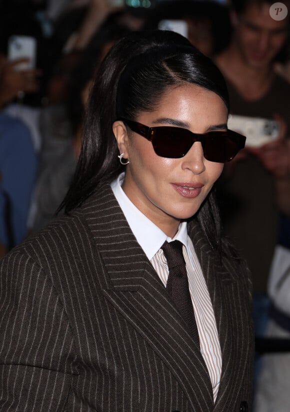 Leila Bekhti - Arrivées au défilé de mode Hommes printemps-été 2025 "AMI Alexandre Mattiussi" lors de la fashion week de Paris. Le 20 juin 2024 © Denis Guignebourg / Bestimage 