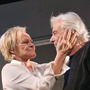 Exclusif - Muriel Robin et Pierre Arditi saluent le public à la fin de la dernière de la pièce " Lapin " au Théâtre Édouard VII à Paris. Le 6 Janvier 2024. © Bertrand Rindoff / Bestimage 