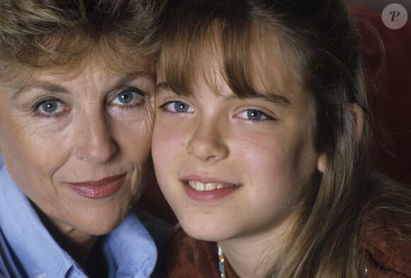 L'animatrice a appris la vérité de la couche de sa mère lorsqu'elle était âgée de seulement six ans
Archives - Nicole Courcel chez elle avec sa fille Julie Andrieu le 24 octobre 1984.