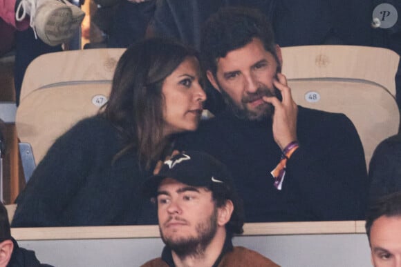 Aurelie Casse et son compagnon dans les tribunes des Internationaux de France de tennis de Roland Garros 2024 à Paris, France, le 1er juin 2024. © Jacovides-Moreau/Bestimage 