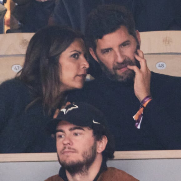 Aurelie Casse et son compagnon dans les tribunes des Internationaux de France de tennis de Roland Garros 2024 à Paris, France, le 1er juin 2024. © Jacovides-Moreau/Bestimage 