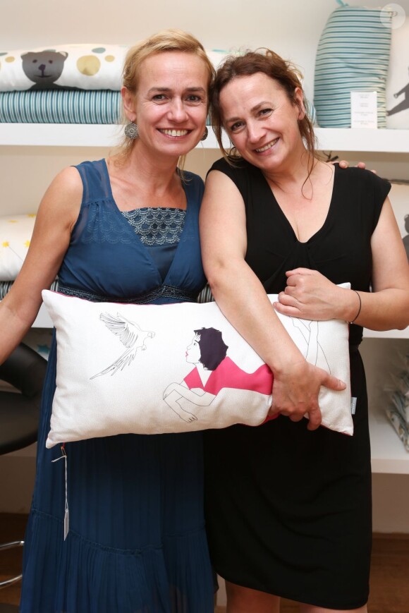 Sandrine Bonnaire et sa soeur Lydie Bonnaire pendant l'inauguration de la boutique Lydie Bonnaire à Paris, le 25 avril 2013.