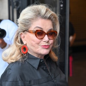 Catherine Deneuve au défilé Jean Paul Gaultier lors de la Semaine de la Haute Couture à Paris, France, le 26 juin 2024. Photo par Julien Reynaud/APS-Medias/ABACAPRESS.COM