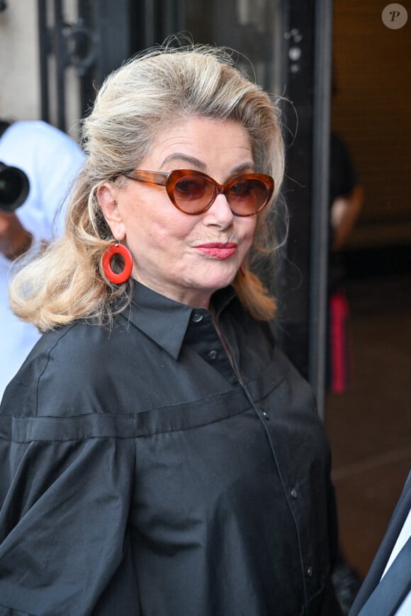 Catherine Deneuve au défilé Jean Paul Gaultier lors de la Semaine de la Haute Couture à Paris, France, le 26 juin 2024. Photo par Julien Reynaud/APS-Medias/ABACAPRESS.COM