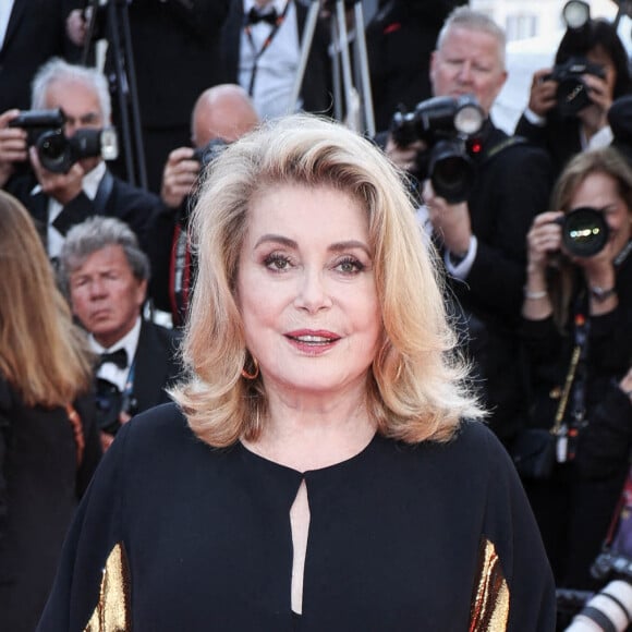 Catherine Deneuve assiste au tapis rouge de "L'Amour Ouf" au 77ème Festival de Cannes au Palais des Festivals le 23 mai 2024 à Cannes, France. Photo par David Boyer/ABACAPRESS.COM