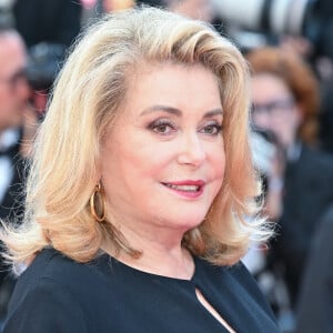 Catherine Deneuve assiste à la projection de 'L'Amour Ouf' et au tapis rouge au Palais des Festivals à Cannes, France, le 23 mai 2024 dans le cadre du 77ème Festival de Cannes. Photo par Nicolas Genin/ABACAPRESS.COM