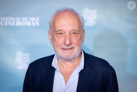 ... et arrive sur les tournages avec sa propre équipe note François Berléand.François Berléand assiste au tapis rouge du 3e jour du 6e Festival Cinéroman. Nice, France, le 2 octobre 2024. Photo par Shootpix/ABACAPRESS.COM