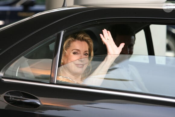 Pourtant, Catherine Deneuve admettait il y a des années avoir une vie très simple, dans son quartier de Saint-Sulpice. L'actrice française Catherine Deneuve quitte l'hôtel Martinez pour se rendre sur le tapis rouge du 60e Festival international du film de Cannes, le 23 mai 2007. Photo par ABACAPRESS.COM