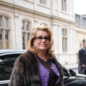 Catherine Deneuve arrive au défilé de la collection Haute-Couture printemps-été 2009 de Jean-Paul Gaultier qui s'est tenu au Palais de Tokyo à Paris, France, le 28 janvier 2009. Photo par ABACAPRESS.COM