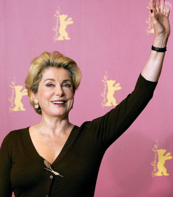 L'actrice française Catherine Deneuve arrive à la projection du film en compétition de la Berlinale "Les Temps qui changent" le 12 février 2005. Photo par DPA/ABACAPRESS.COM