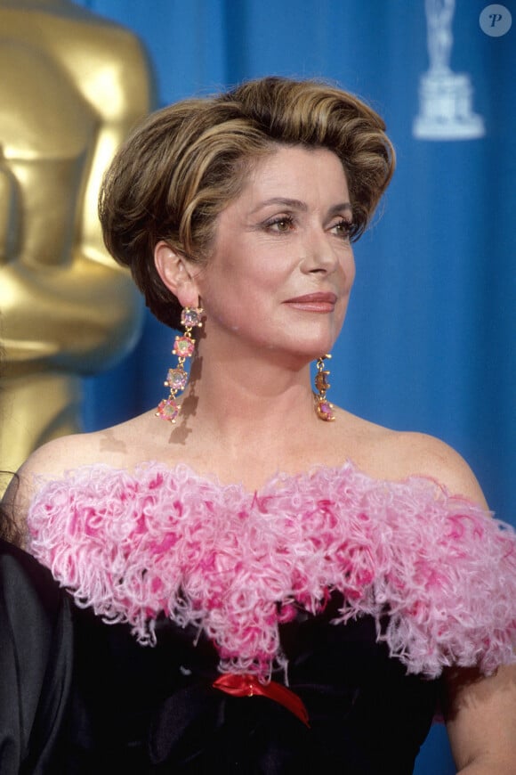 Depuis 50 ans, elle est au sommet du septième art...Catherine Deneuve, nominée pour le prix de la meilleure actrice, arrive à la 65e cérémonie des Oscars à Los Angeles le 29 mars 1993. Photo par PA Photos/ABACAPRESS.COM