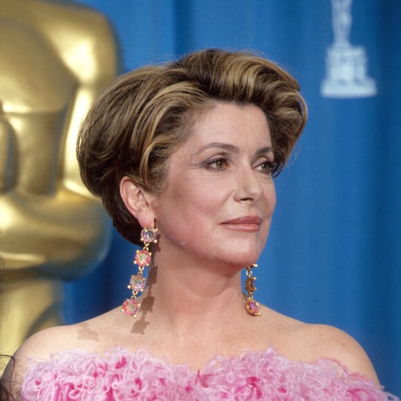 Depuis 50 ans, elle est au sommet du septième art...Catherine Deneuve, nominée pour le prix de la meilleure actrice, arrive à la 65e cérémonie des Oscars à Los Angeles le 29 mars 1993. Photo par PA Photos/ABACAPRESS.COM