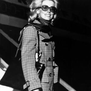 L'actrice française Catherine Deneuve sort d'un avion le 5 août 1971. Photo par DPA/ABACAPRESS.COM