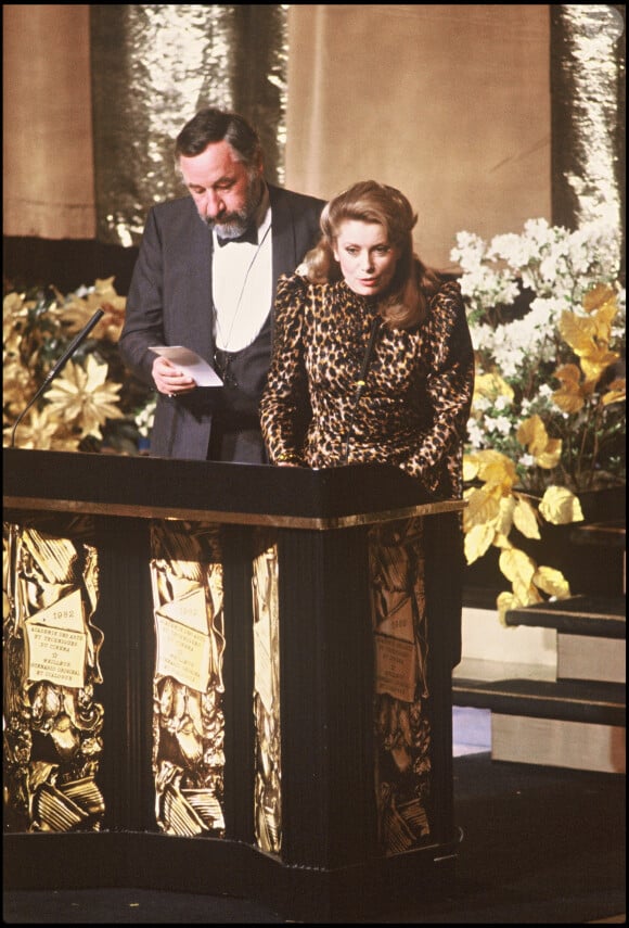 CATHERINE DENEUVE PRESIDENTE DE LA CEREMONIE DES CESAR EN 1983 AVEC PHILIPPE NOIRET