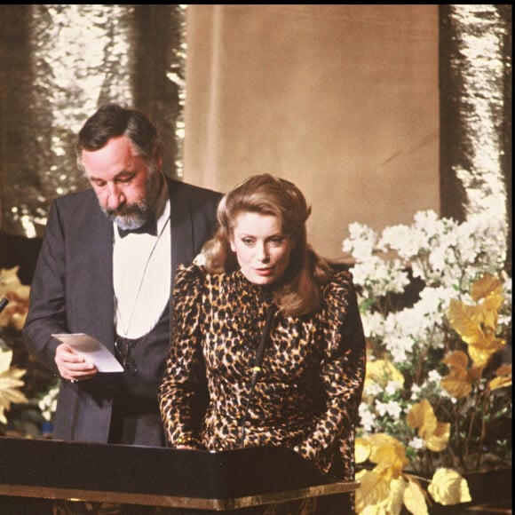 CATHERINE DENEUVE PRESIDENTE DE LA CEREMONIE DES CESAR EN 1983 AVEC PHILIPPE NOIRET