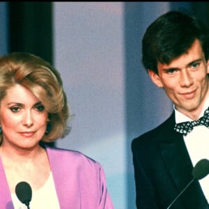 CATHERINE DENEUVE ET SON FILS CHRISTIAN VADIM LORS DE LA CEREMONIE DES CESAR EN 1985