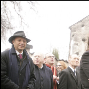 Mazarine Pingeot-Mitterrand, fille du défunt président français François Mitterrand - cérémonie marquant le 10e anniversaire de la mort de Mitterrand, 08 janvier 2006 à Jarnac, dans le sud-ouest de la France. Des centaines de fidèles socialistes se sont joints aux dirigeants du parti et aux membres de la famille pour une cérémonie de dépôt de gerbes dans la matinée au cimetière de Jarnac, la ville natale de Mitterrand dans la région de Cognac.