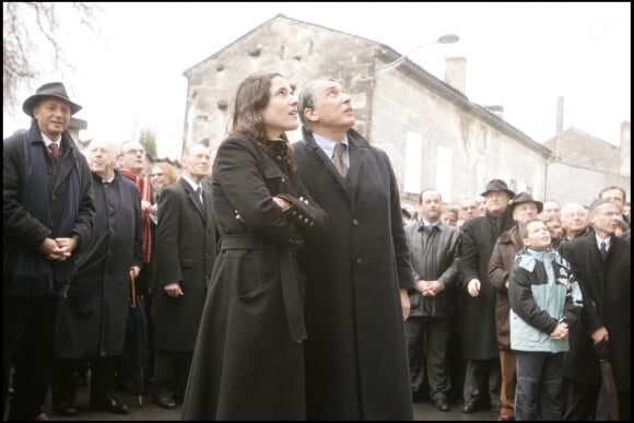 Mazarine Pingeot-Mitterrand, fille du défunt président français François Mitterrand - cérémonie marquant le 10e anniversaire de la mort de Mitterrand, 08 janvier 2006 à Jarnac, dans le sud-ouest de la France. Des centaines de fidèles socialistes se sont joints aux dirigeants du parti et aux membres de la famille pour une cérémonie de dépôt de gerbes dans la matinée au cimetière de Jarnac, la ville natale de Mitterrand dans la région de Cognac.