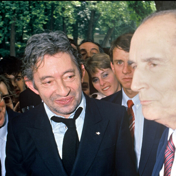 


Serge Gainsbourg et le Président de la République François Mitterrand lors de la Garden Party à l'Élysée le 14 juillet 1985.


