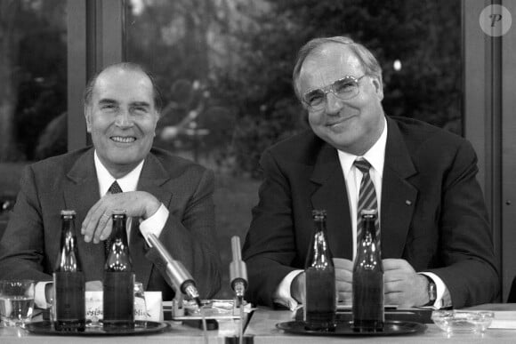 Archives - François Mitterrand - Le Président François Mitterrand g., FRA et le Chancelier Helmut Kohl GER/CDU lors d'une conférence de presse à l'occasion de leur rencontre à Bonn