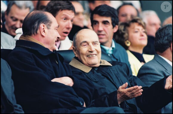 Jacques Chirac et François Mitterrand dans les tribunes lors de la Coupe de France de football PSG / Strasbourg.