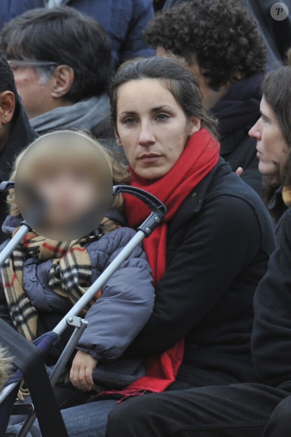 Il était aussi un grand-père surprenant pour Pascale (ici en photo) et Justine...Pascale, sa fille, aux obsèques de Danielle Mitterrand le 26 novembre 2011.