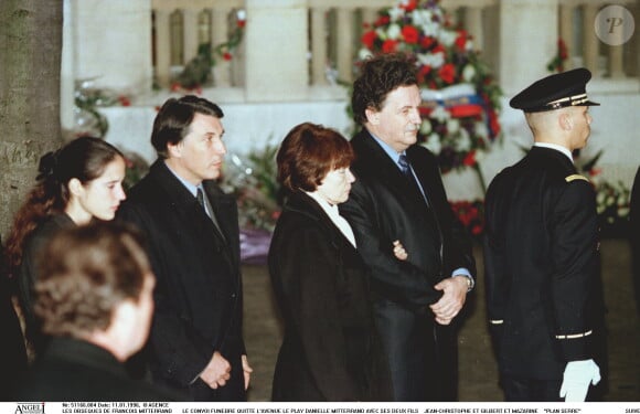 Les obsèques de François Mitterrand le convoi funèbre quitte l'avenue Le Play Danielle Mitterrand avec ses deux fils Jean-Christophe et Gilbert et Mazarine Pingeot (Mitterrand)suivent le cercueil.