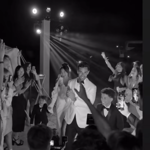 Sur les nombreuses photos, on peut voir l'entrée des mariées avec les deux enfants de la famille recomposée.

Valentin Leonard partage et repartage des moments de son mariage Rachel Trapani. 