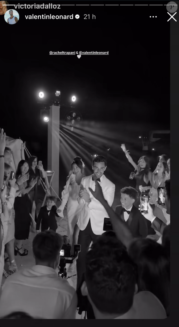 Sur les nombreuses photos, on peut voir l'entrée des mariées avec les deux enfants de la famille recomposée.

Valentin Leonard partage et repartage des moments de son mariage Rachel Trapani. 