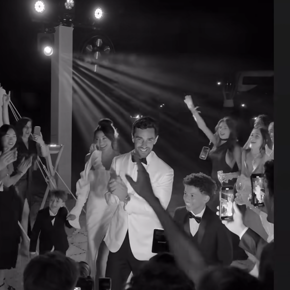 Sur les nombreuses photos, on peut voir l'entrée des mariées avec les deux enfants de la famille recomposée.

Valentin Leonard partage et repartage des moments de son mariage Rachel Trapani. 