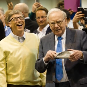 Omaha, Nebraska, États-Unis - Warren Buffet et Bill Gates discutent de leurs talents de lanceurs de journaux lors de la 50e réunion annuelle des actionnaires de Berkshire Hathaway au CenturyLink Center à Omaha, Nebraska. Photo par Steven Branscombe/ZUMA/ABACAPRESS.COM)