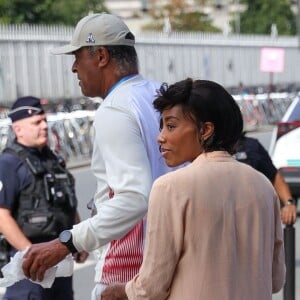 Yannick Noah et sa compagne Malika quittent les épreuves de gymnastique lors des Jeux Olympiques de Paris2024 (JO) le 4 aout 2024.