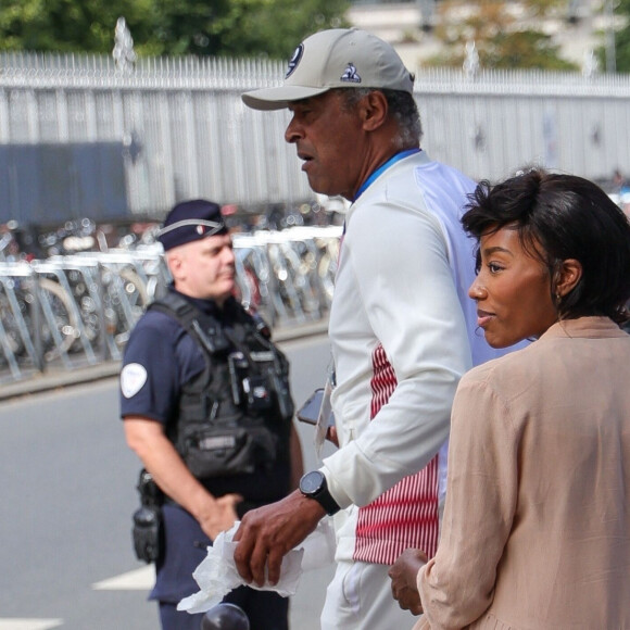 Yannick Noah et sa compagne Malika quittent les épreuves de gymnastique lors des Jeux Olympiques de Paris2024 (JO) le 4 aout 2024.