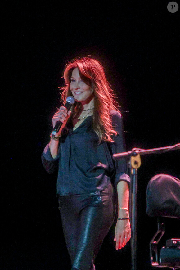 Et de préciser : "L'heure est venue de tourner la page : ma pièce à moi va être rénovée, repeinte, renouvelée".
Carla Bruni en concert.